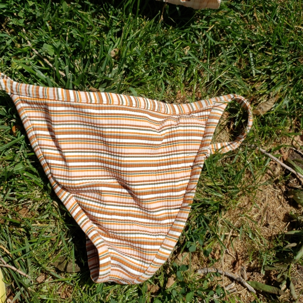 Bikini - Picture 2 of 3